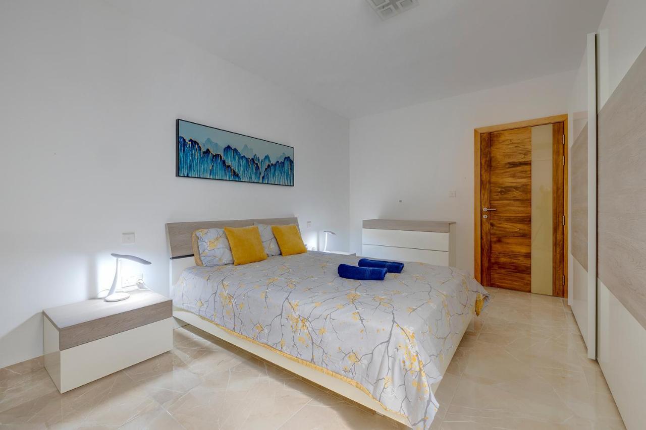 Deluxe Apartment Steps To St George'S Bay San Ġiljan Extérieur photo