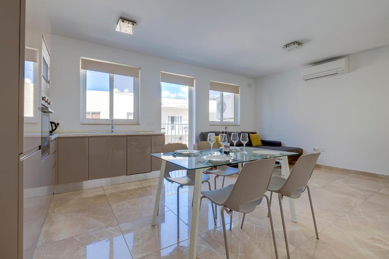 Deluxe Apartment Steps To St George'S Bay San Ġiljan Extérieur photo