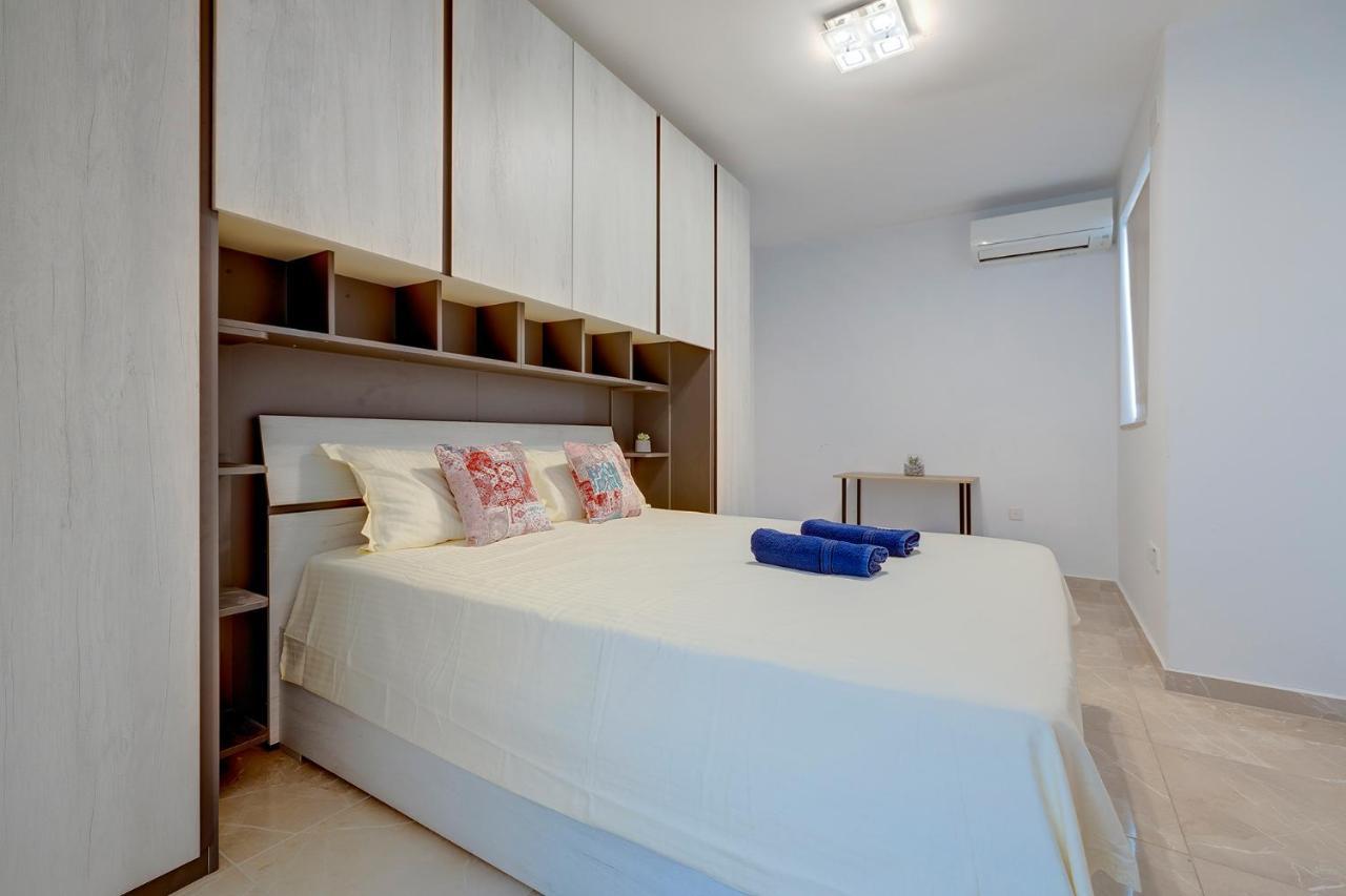Deluxe Apartment Steps To St George'S Bay San Ġiljan Extérieur photo