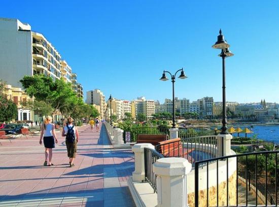 Deluxe Apartment Steps To St George'S Bay San Ġiljan Extérieur photo