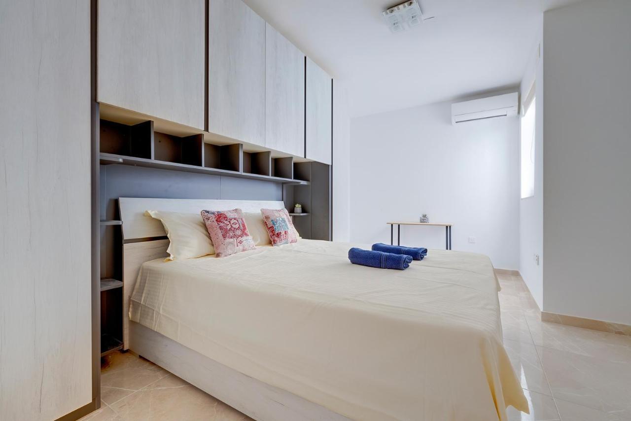 Deluxe Apartment Steps To St George'S Bay San Ġiljan Extérieur photo